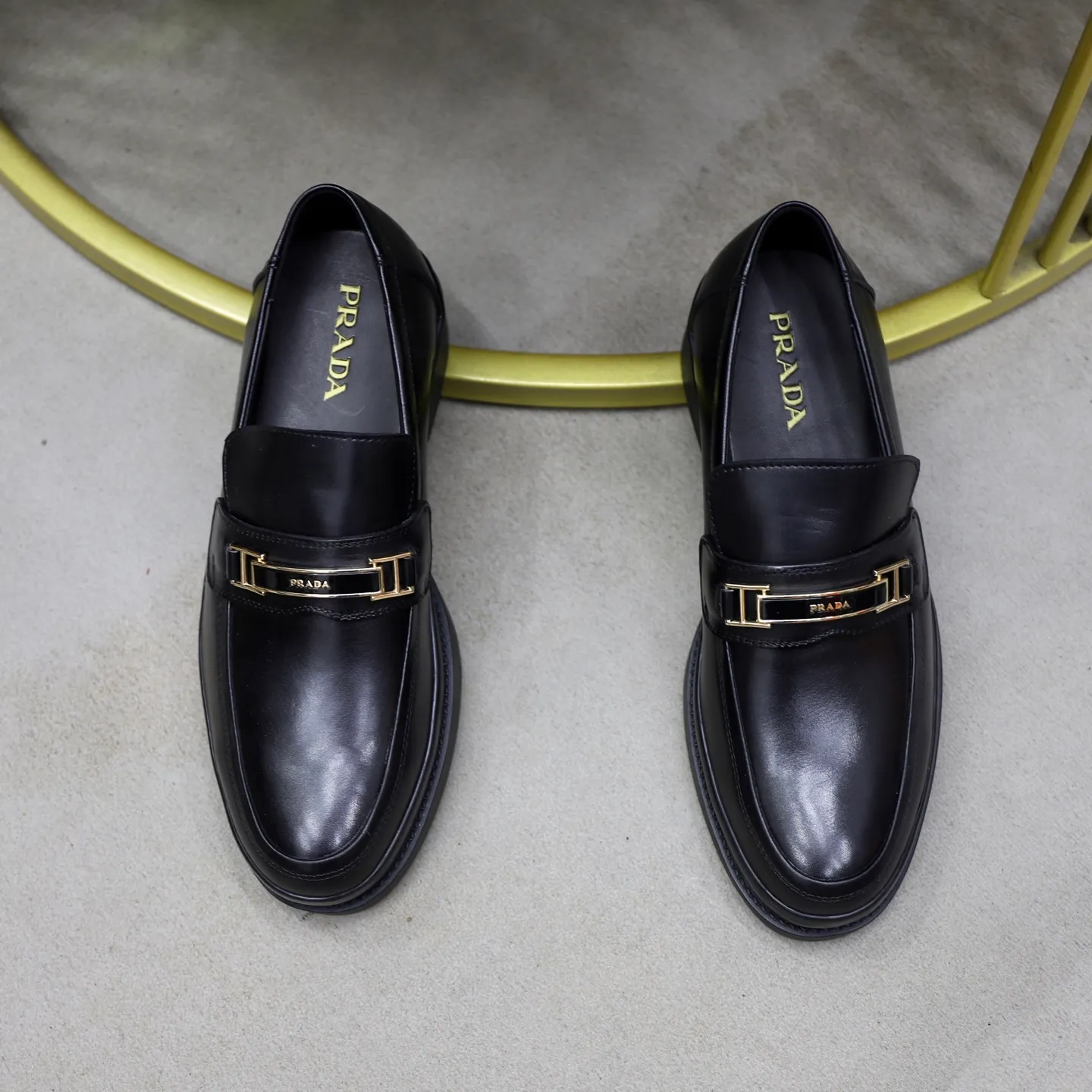 Ex-factory price: 500💰🙅‍♂️🙅‍♂️🙅‍♂️ Brand: PRADA Standard code: Men's code 38-44 (45 can be customized) Grade: Same style as the official website Original order quality Material: Original cowhide surface Comfortable lining Original outsole Style category: Men's fashionable casual leather shoes Distinguished big-name luxury elements Top luxury Color: Color of the actual picture